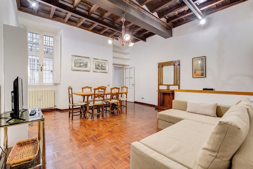 Spanish Steps Spacious Apartment