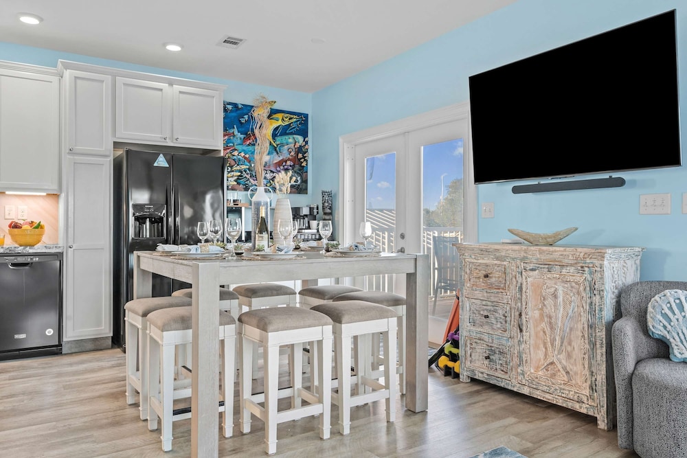 Mermaid Manor Waterfront Haven w Hot Tub Dock