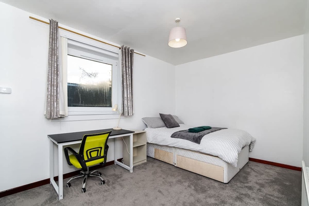 4 Bedroom House - Free Parking