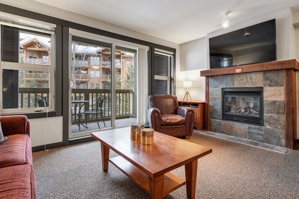 SPACIOUS Studio | Ski In/Out | Pool & Hot Tubs | in the Heart of PANORAMA RESORT-3