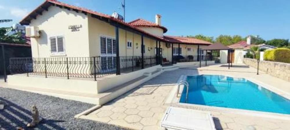 Villa - Private Pool, Free Parking & pet Friendly