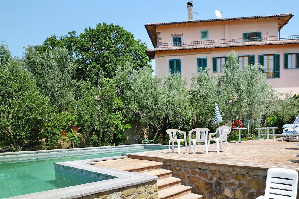 Villa in Tuscany With Vineyard Views