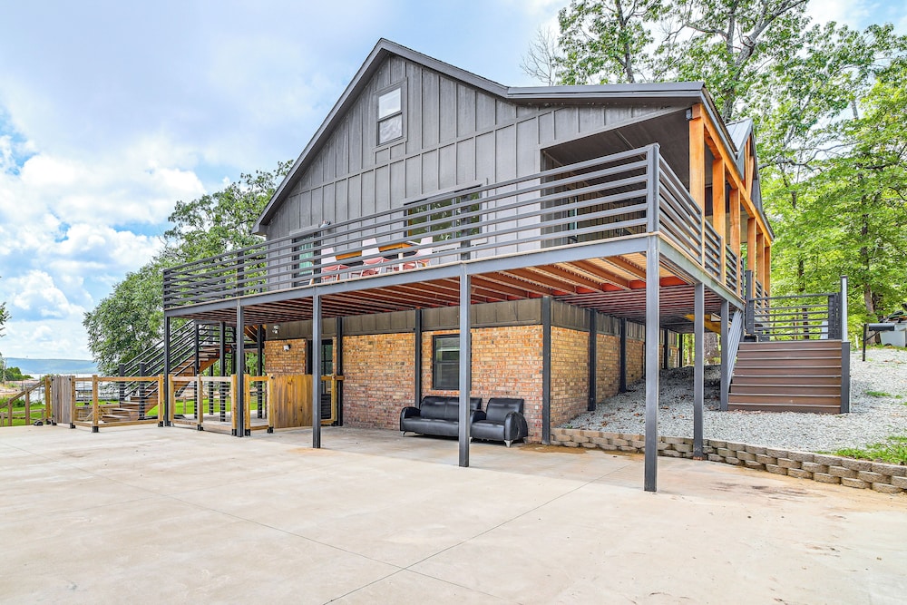 Family Fun! Lake Eufaula Home w/ Wraparound Deck