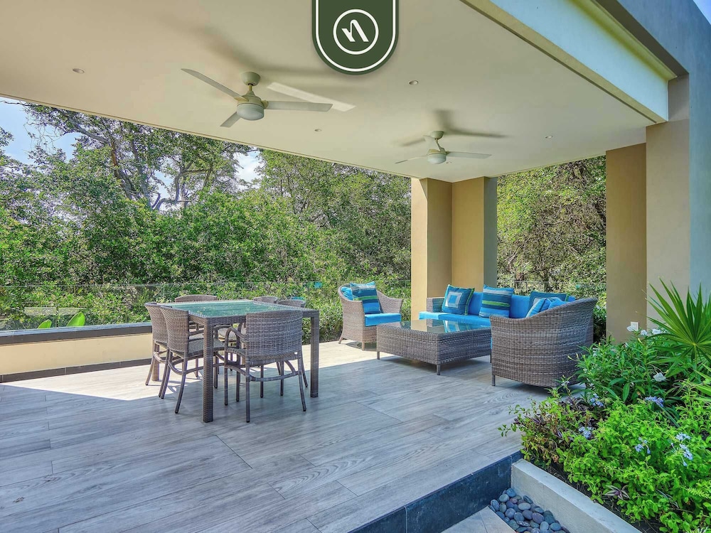 Luxury 2 BR Condo Near Golf Courses and Marina