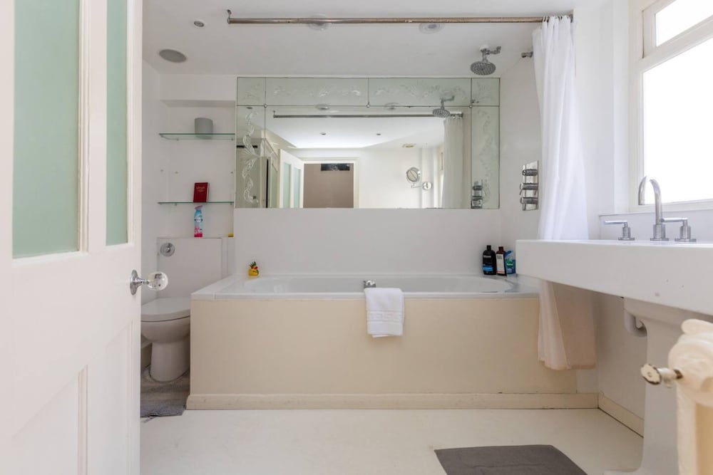 Charming 1BD Flat With Balcony - Kensington