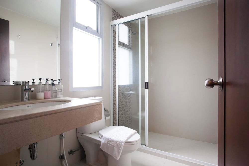 7C - 2 Bedroom Downtown Apartment With Shared Pool