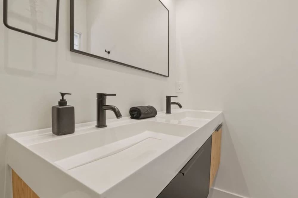 Work Of Art -3 Bedroom Elegant Townhome-columbus