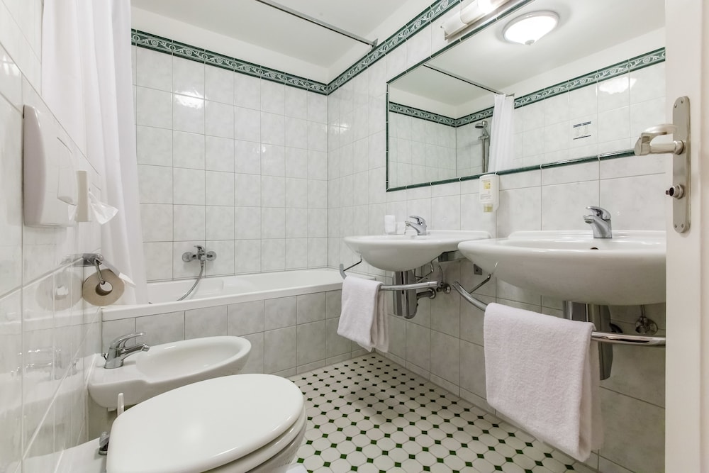 Frankfurt Vacations - Hotel Monopol - Property Image 3