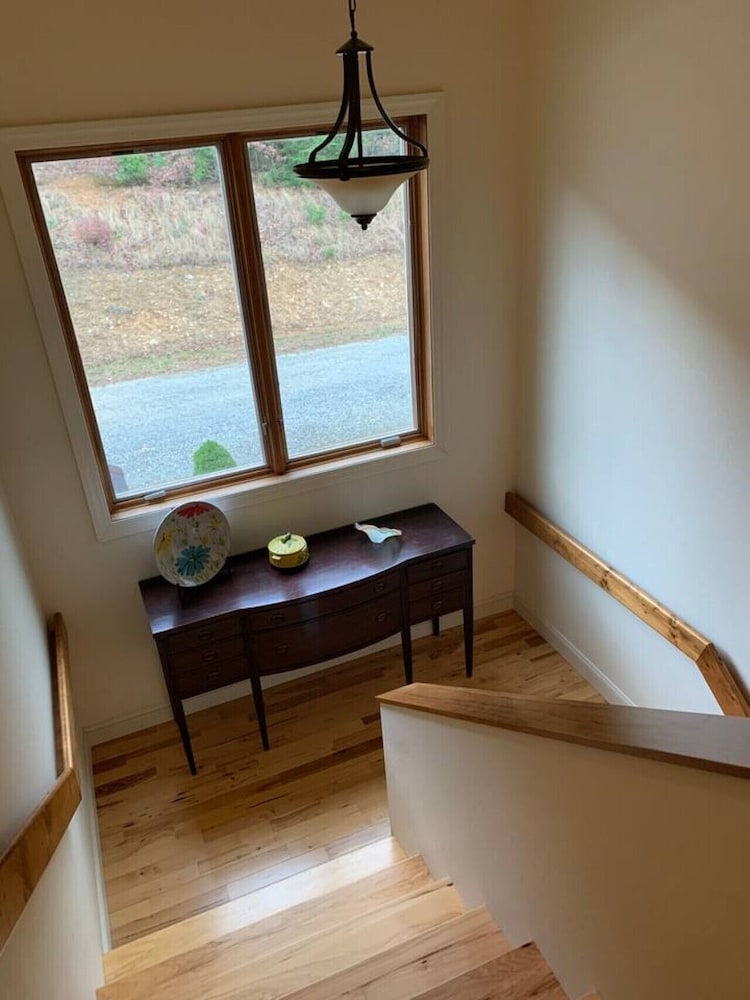 4BR Home Near Golf Course Mount Mitchell View