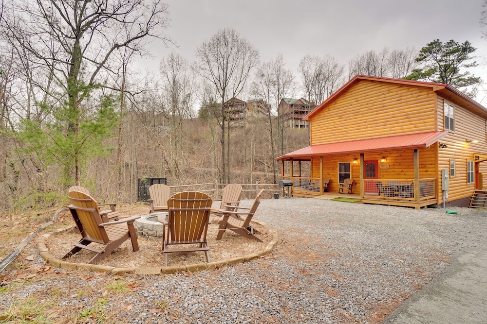 12 Mi to Gsmnp: Cabin w/ Game Room in Sevierville