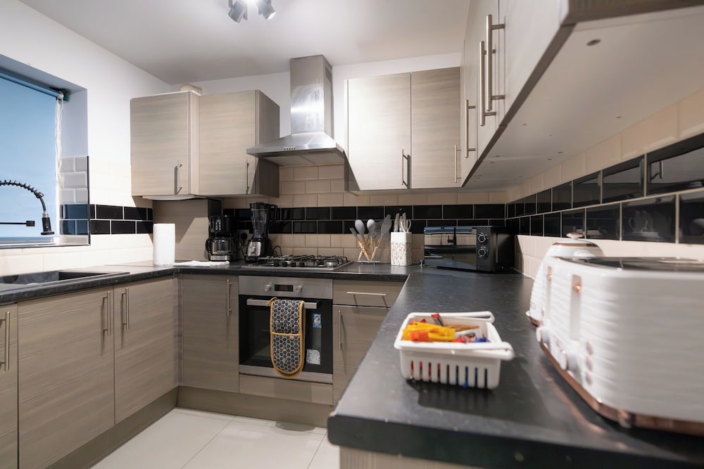 D'luxe 5-bed House - Sleeps 12 & Private Parking