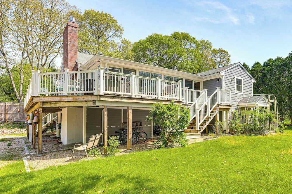 3 Mi to Mashpee Commons: Family Home w/ Fireplace