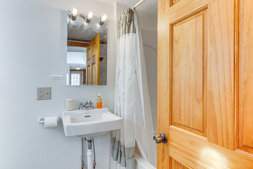Charming Old Lyme Cottage, Steps to Private Beach! view 3