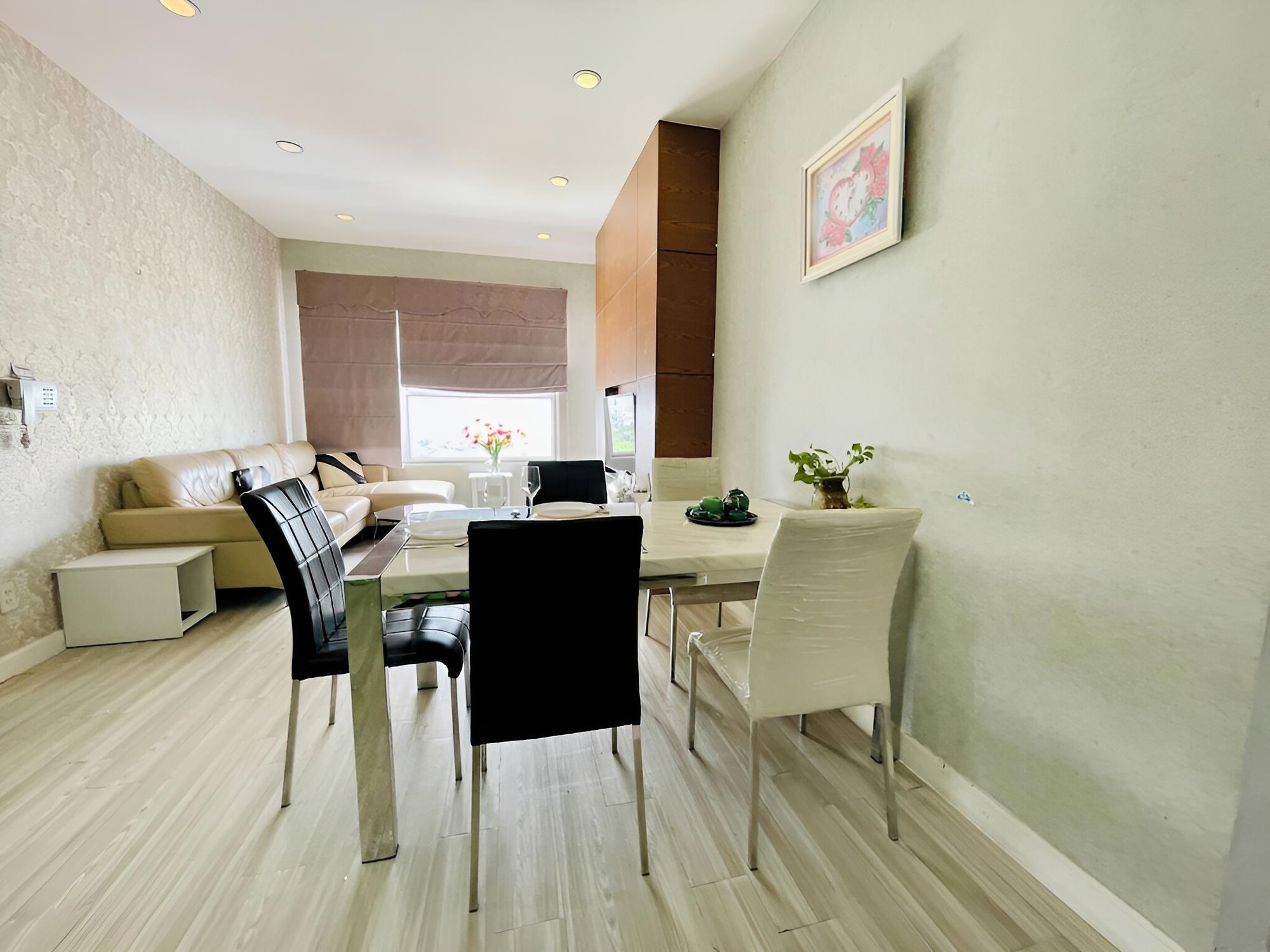 3 Bed Rooms Near Center