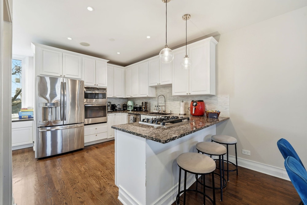 Modern 4-bedroom Townhouse in River West