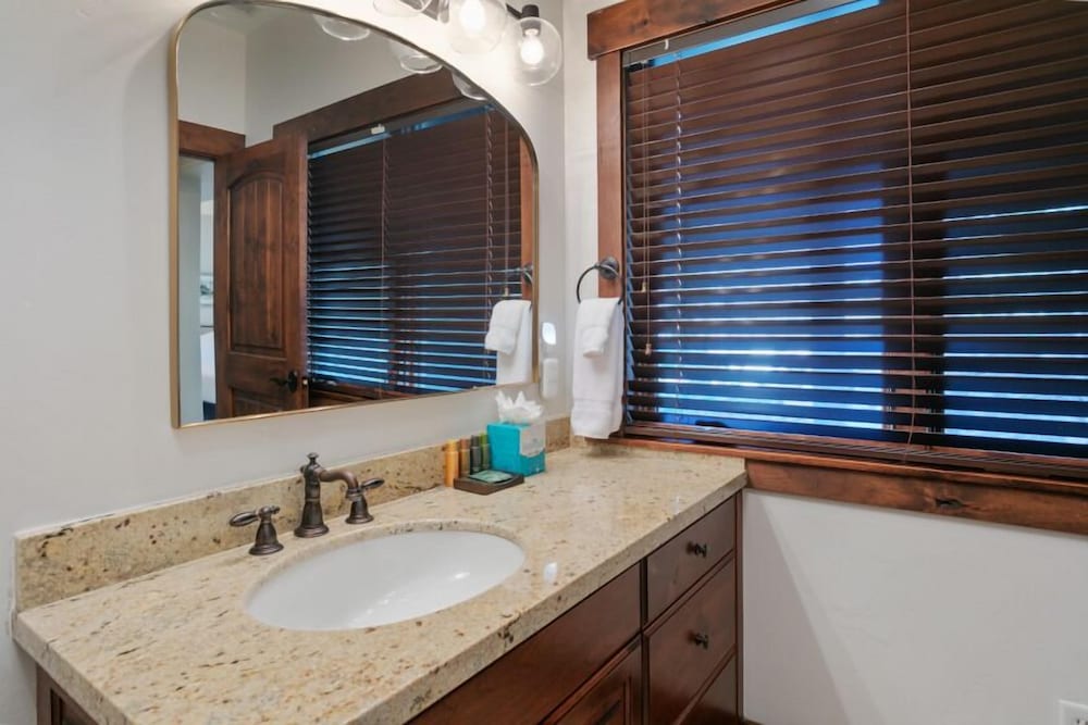 2540 Queen Esther Dr - 5 Bedroom Home with Spa 5 Home
