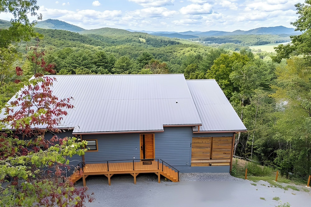 Mtn-view Decks & Fire Pit: Quiet Brasstown Escape