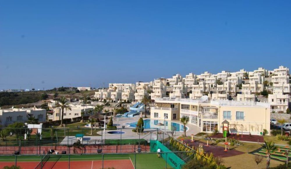 Turquoise Homes Adabuku 2 Bedrooms Pool