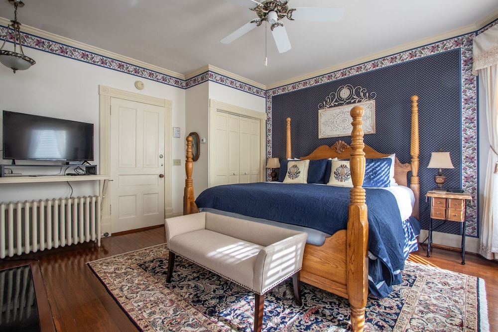 The Oaks Victorian Inn