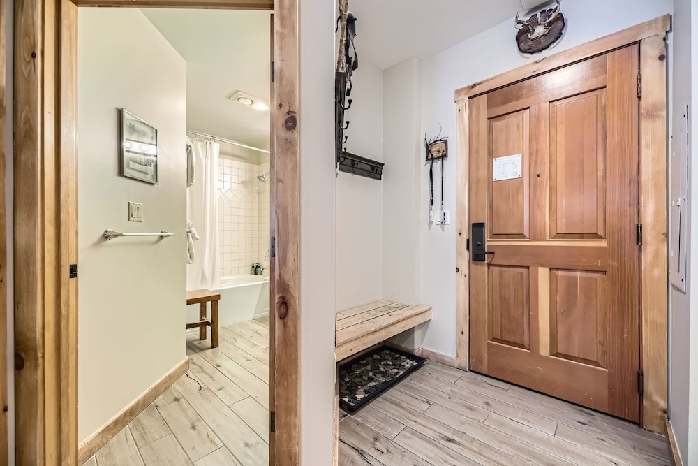 Buffalo Lodge! River Run! Walk To Lifts! 1 Bedroom Condo