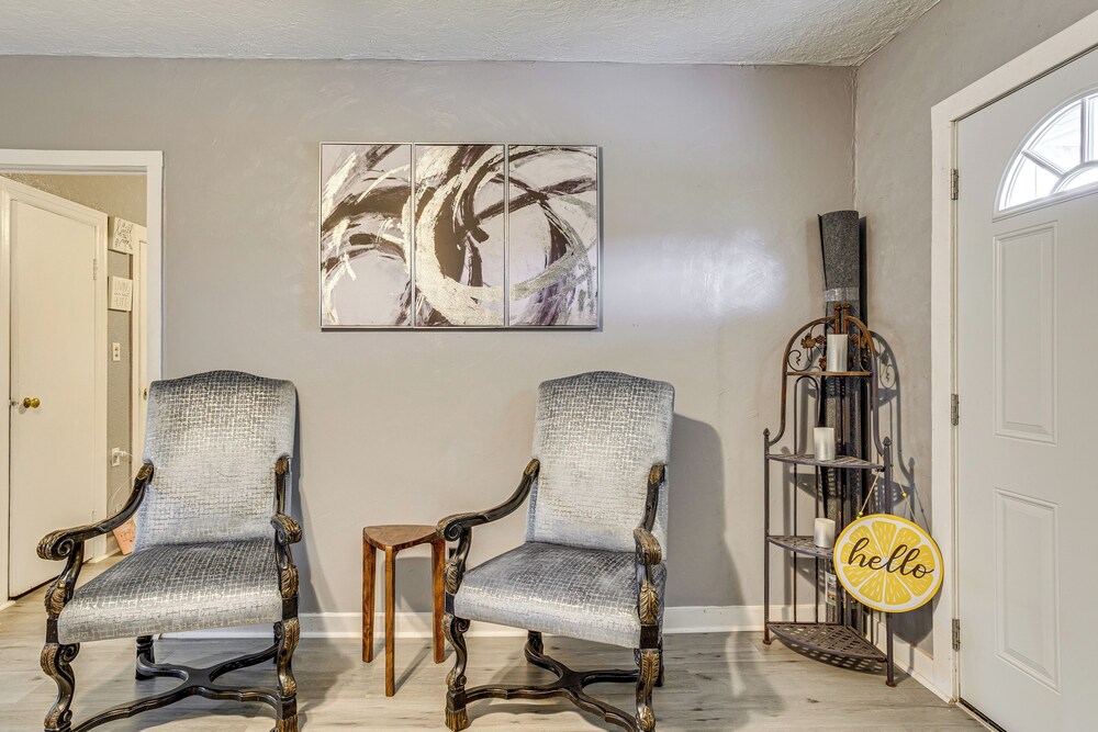 3 Mi to Dtwn Okc: Inviting Home w/ Yard!