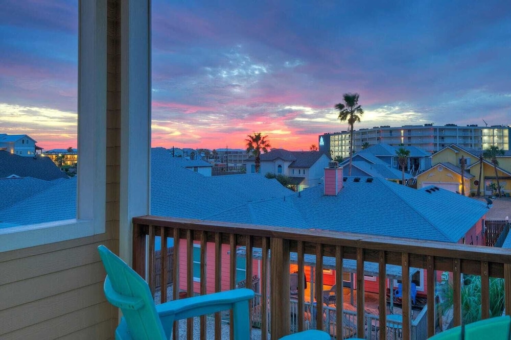 Sleeps 23, 2 Beachside Homes Resort Pool, Walk to the Beach, Balcony + Yard