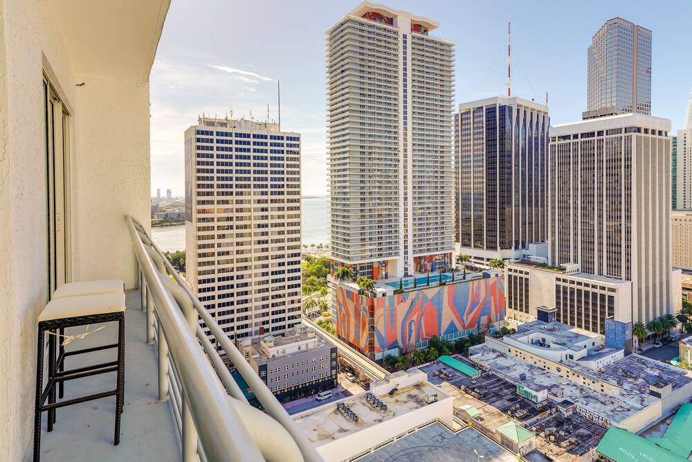 Luxe Downtown Miami Apt: Balcony, Pools, City View