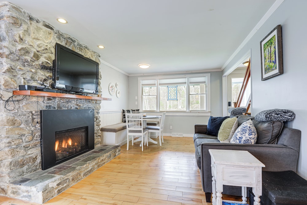 2 Mi to Mt Snow: Warm & Cozy Family Winter Retreat