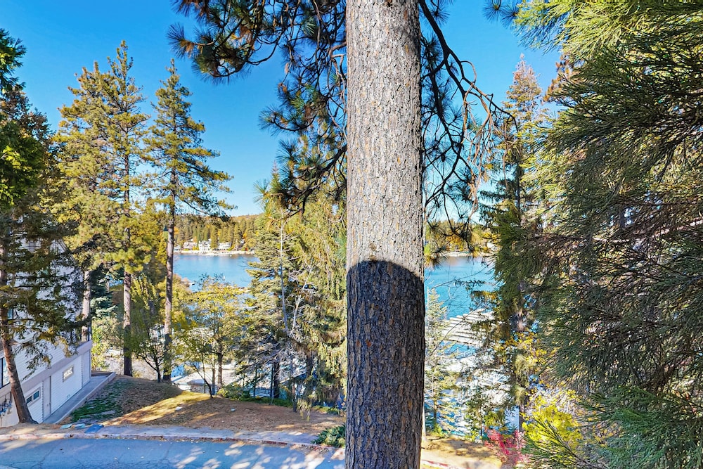 3 BR Lake Condo w/ Shared Pool & Spa