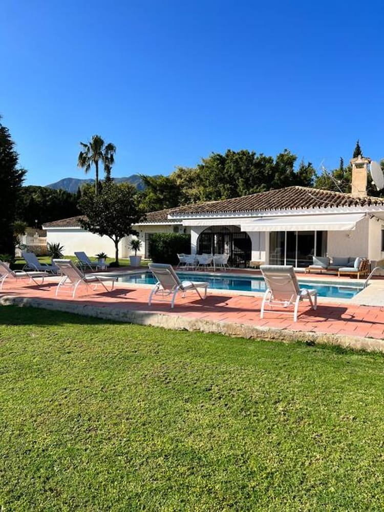 Beautiful Villa With Pool Scenic Views Sleeps 8