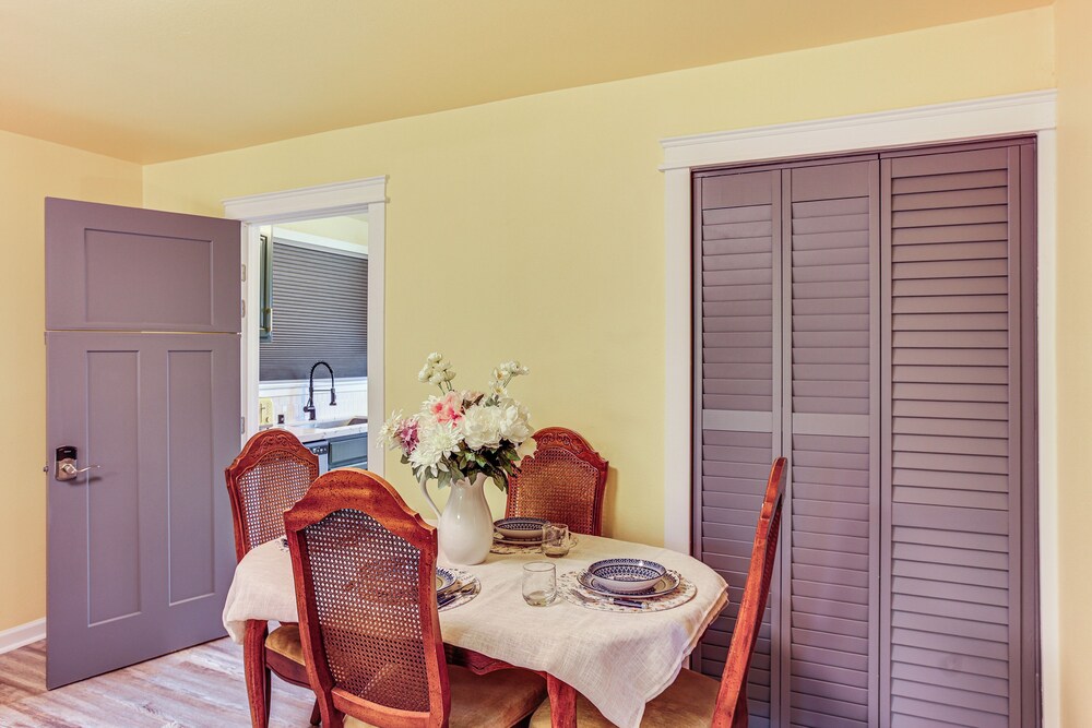 2 Mi to Dtwn Tacoma: Charming Home w/ Deck & Yard!