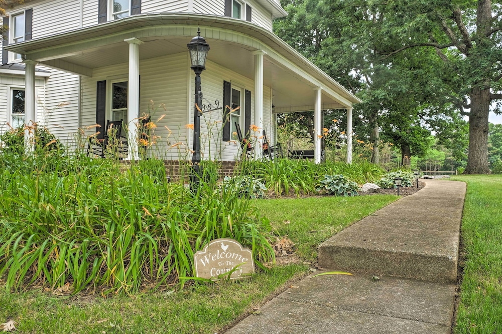 Lush, Modern Farmhouse w/ Mtn Views & Sunroom view 4