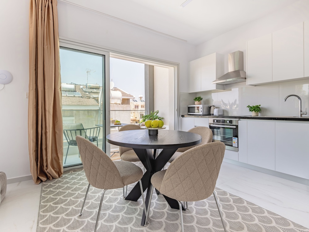 Sanders Cruise - Elegant Studio Apt With Balcony