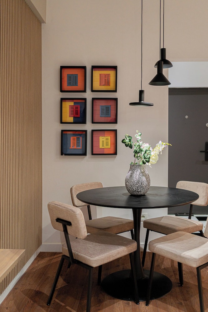 Playful & Trendy 2BR on Regina Elisabeta, Steps to Cismigiu Gardens | Bathtub & Boulevard Views