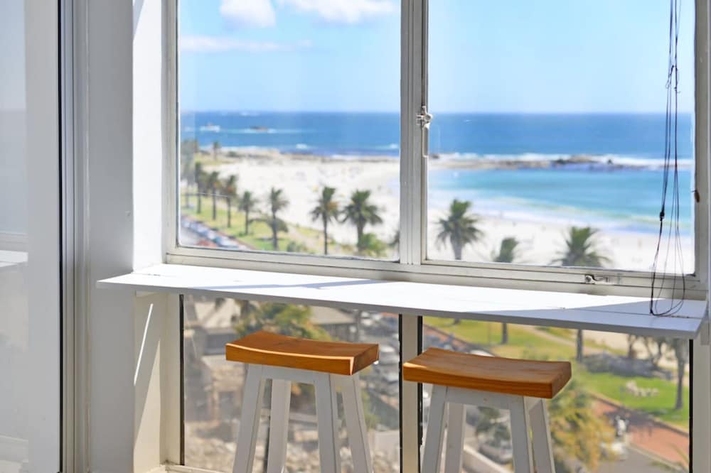 Top-floor 2-bed Beachfront Sunny Camps Bay Views
