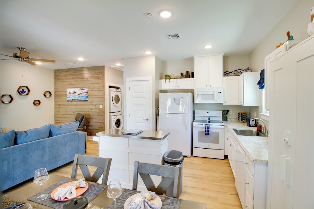 4 Mi to Rockport Beach Park: Home w/ Resort Perks