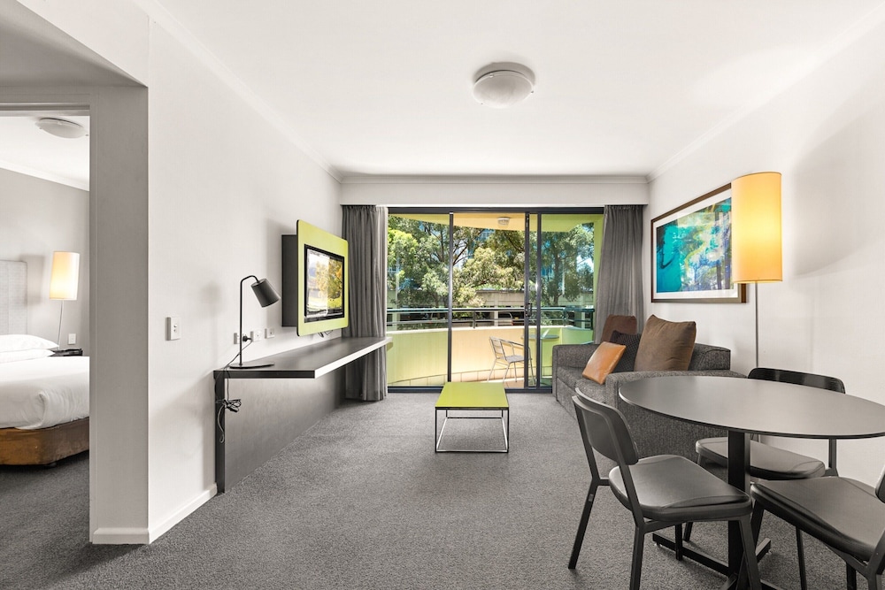 Sleek 1-bed by Jubilee Park With Pool