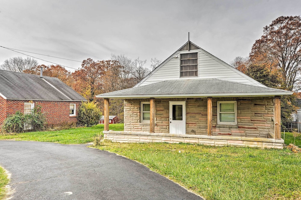 Remodeled Abingdon House w/ Spacious Yard! view 3