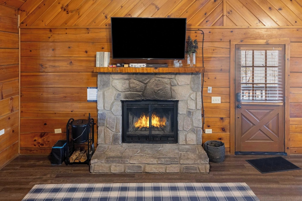 2 Cabins Game Room, Enclosed Porch, Hottub, Views Dudley I & II by Avantstay
