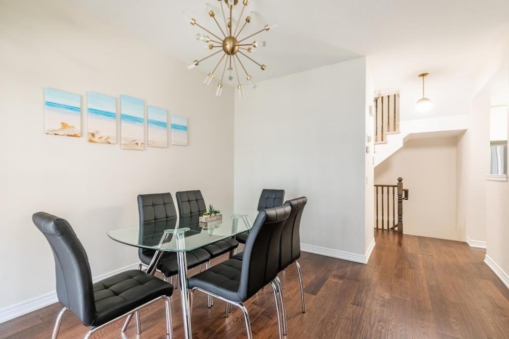 Toronto Vacations - 3BR 2 5BA Townhome 1 min to the Beach BBQ Parking - Property Image 4