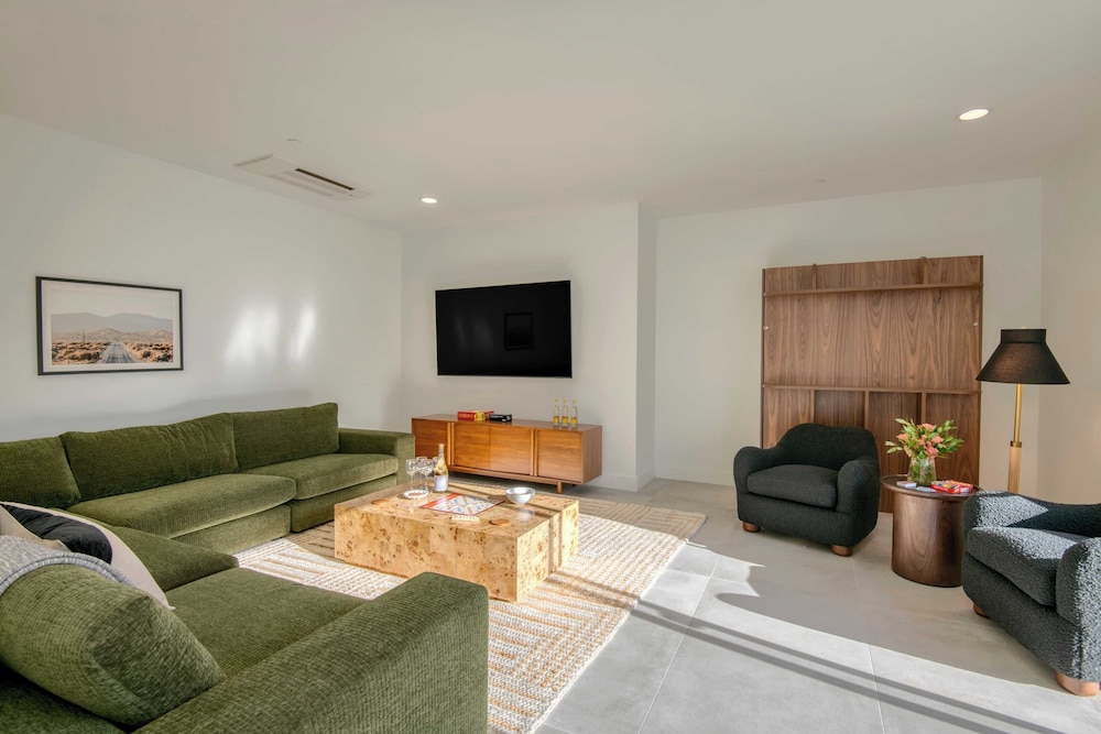Sleeps 34 2 Villas, Pool, Pickleball + Bocce Polo Villas Elara by Avantstay