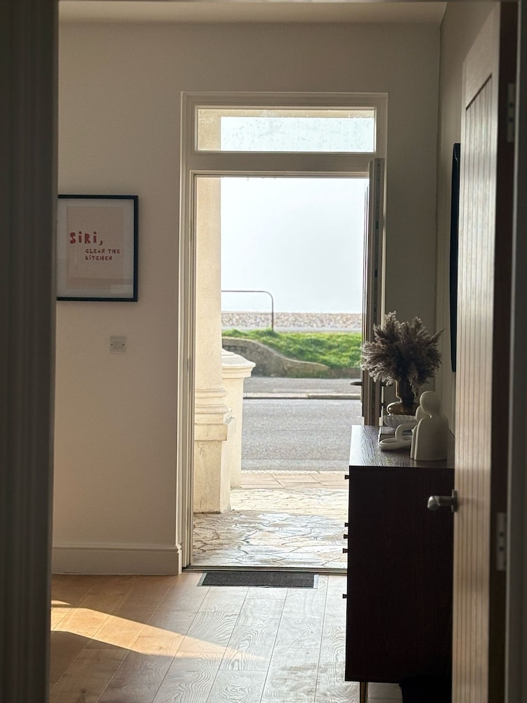 Beautiful 2 Bed Apartment on Beach by Urban Roost