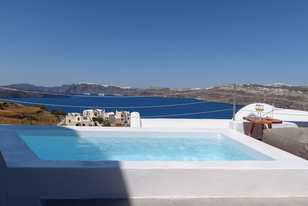 Earino Suites & Villas