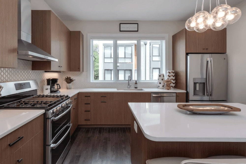 Luxe 4bdr w/ Balcony & Parking, 10 Mins to Broadway 9th Avenue by Avantstay