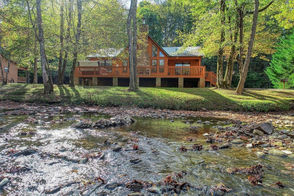 Rivendell Creekside - 3 Bedrooms, 2 Baths, Sleeps 6 Cabin by RedAwning
