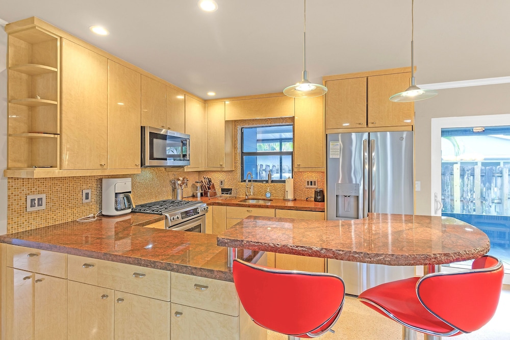 Chic 3BR Sanctuary Steps From The Drive Paradise