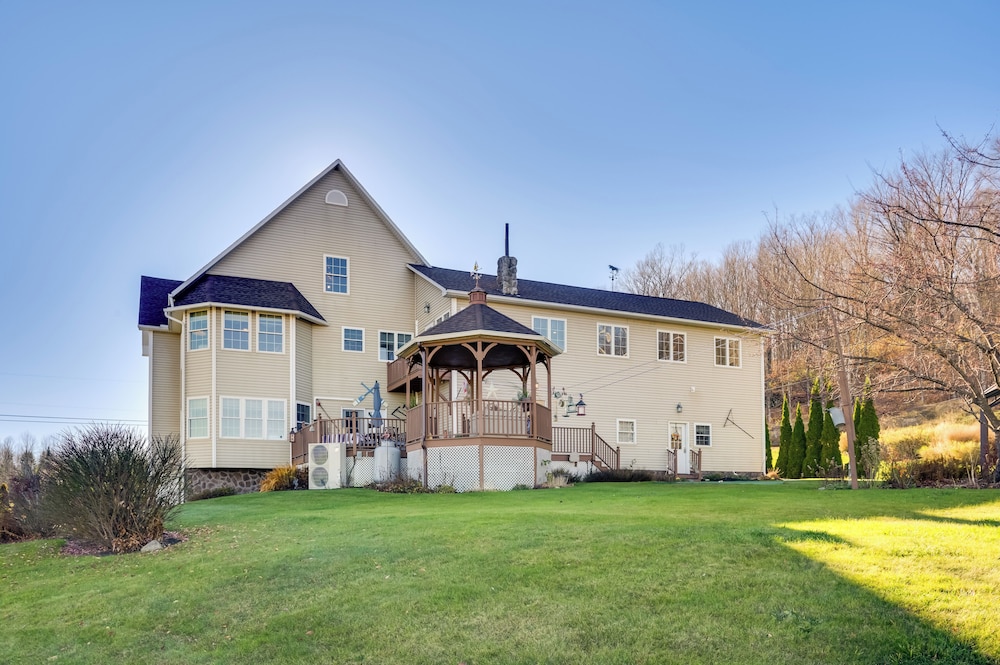 Couple's Retreat w/ Lake View in Newport!