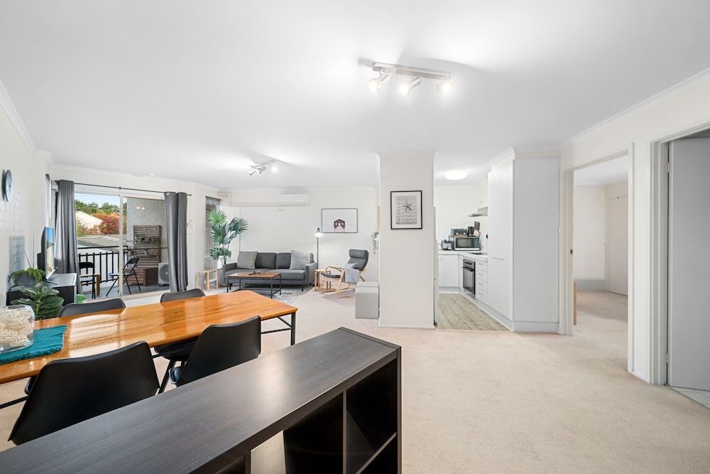 Stylish 1-bed Stay With Balcony & Study