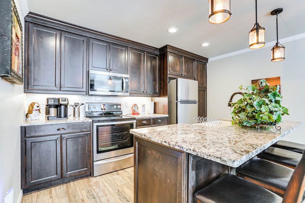 Fenced Yard: Modern Barndominium in Amarillo!