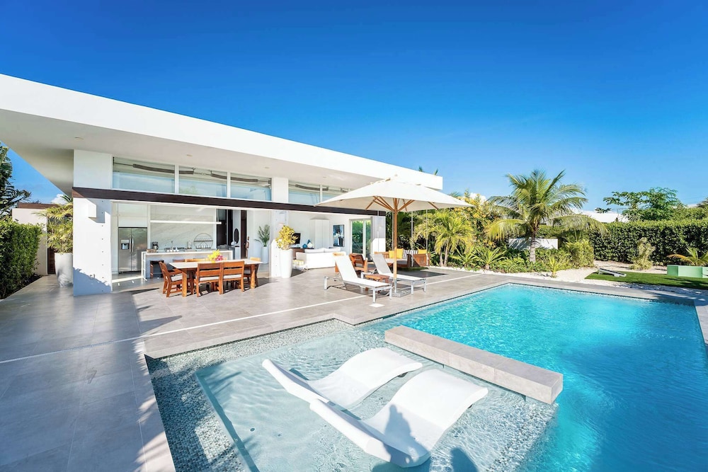 Family Beachside Villa With Hotel Amenities v7